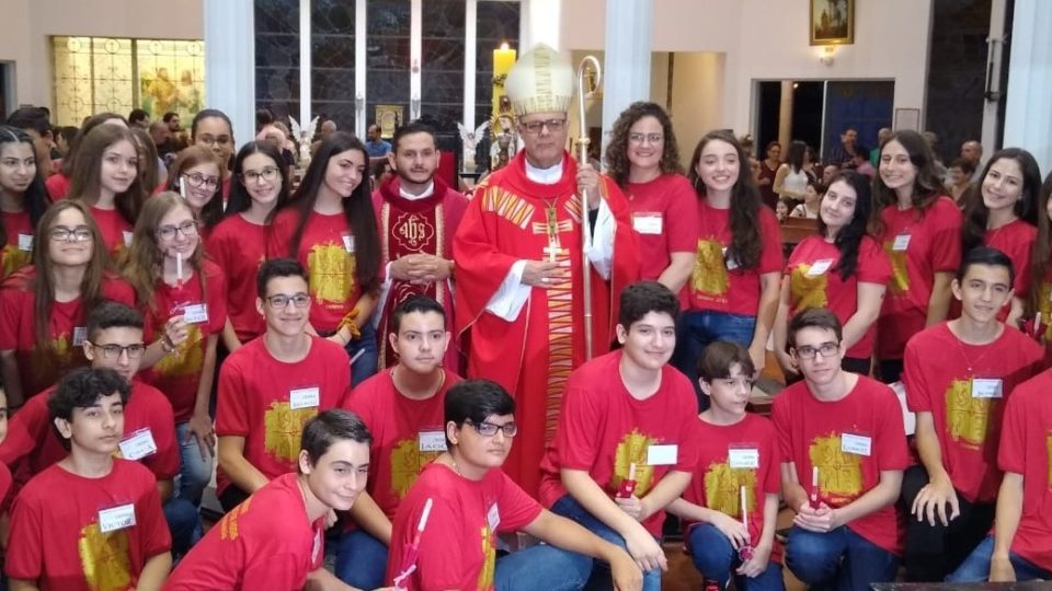 JOVENS RECEBEM O SACRAMENTO DA CRISMA NA PARÓQUIA DE SÃO SEBASTIÃO EM JAÚ