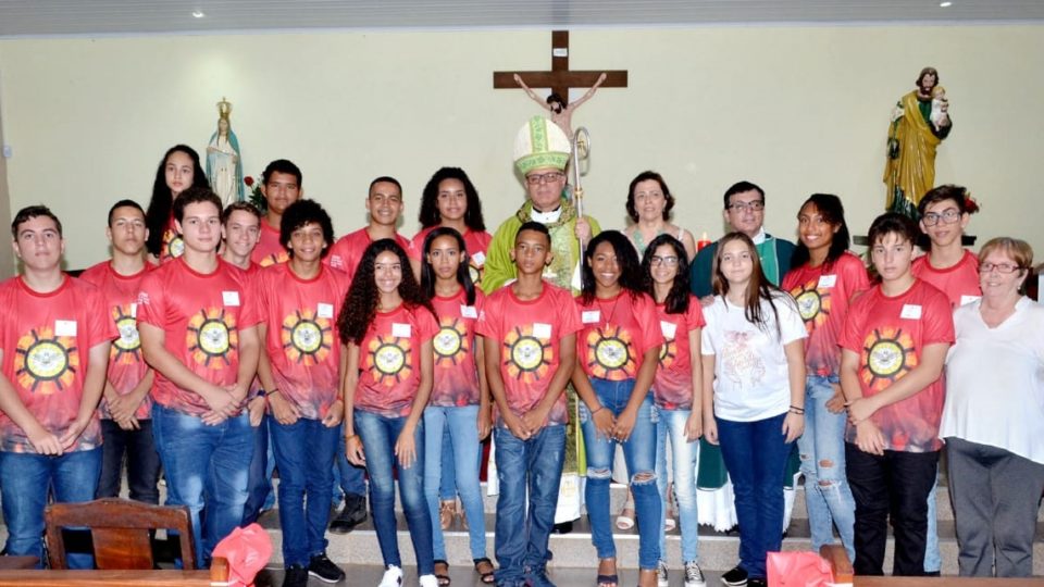 Jovens recebem Sacramento da Crisma na Paróquia Nossa Senhora Do Vale