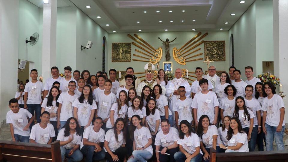 Dom Eduardo Malaspina celebra Sacramento da Crisma na Paróquia de Nossa Senhora Aparecida em Araraquara