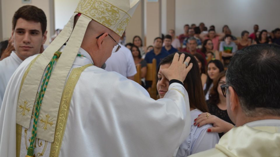 Dom Eduardo Malaspina preside Sacramento da Crisma na Paróquia Santo Expedito de Matão