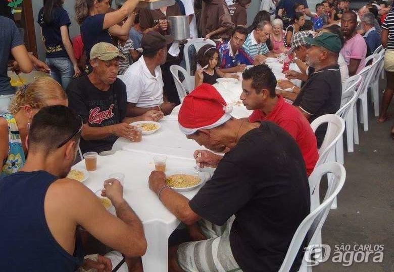 Festa leva a magia de Natal para moradores de rua em São Carlos