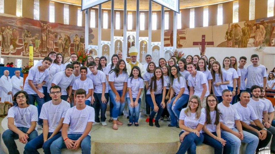 Paróquia Nossa Senhora das Graças recebe Dom Paulo Cezar para o Sacramento da Crisma