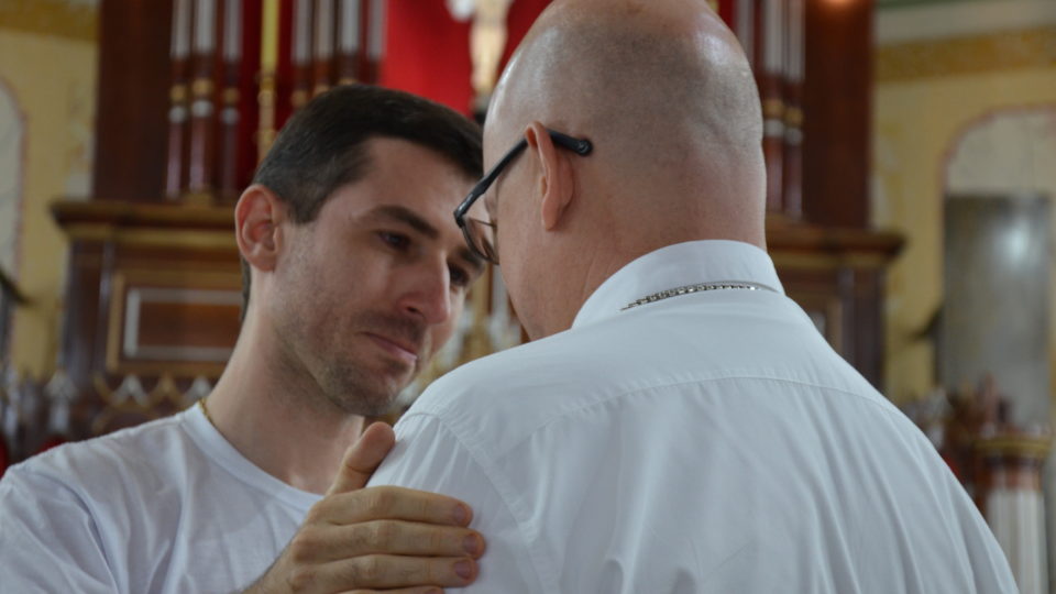 O jovem padre testemunhando a fraternidade presbiteral