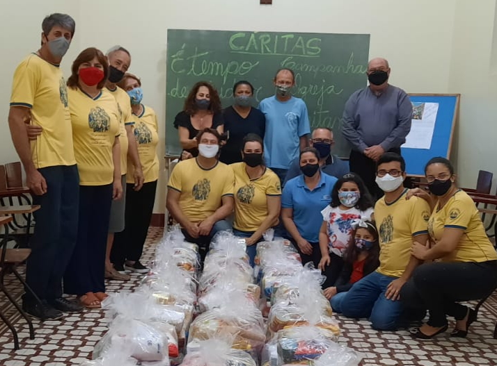 Paróquia Divino Espírito Santo arrecada alimentos para famílias carentes