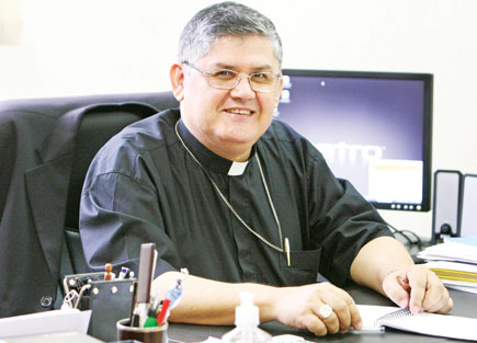 Dom Paulo Francisco Machado cumprimenta Dom Paulo Cezar