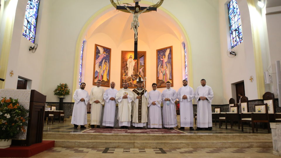 Seminaristas do terceiro ano do curso de Teologia são instituídos acólitos para a Igreja