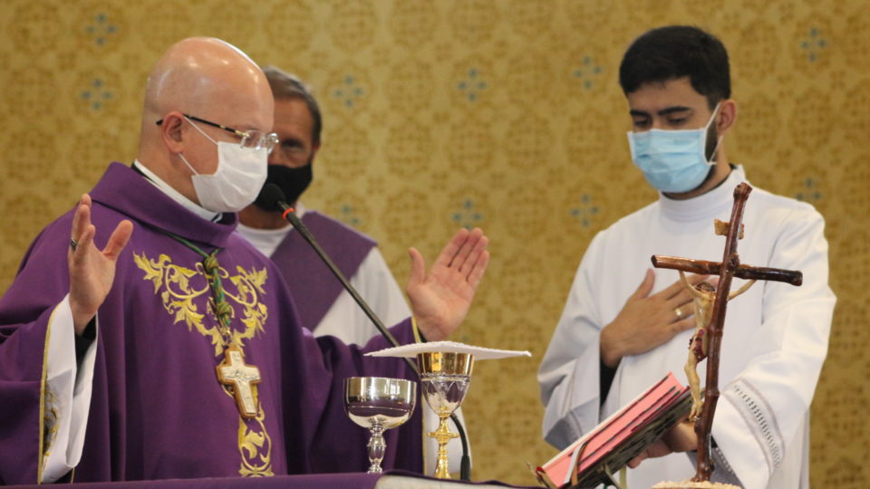 Dom Eduardo celebra missa da Quarta-feira de Cinzas no Santuário São Pio X