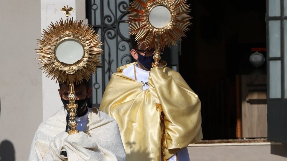 Padres abençoaram fiéis neste domingo de páscoa