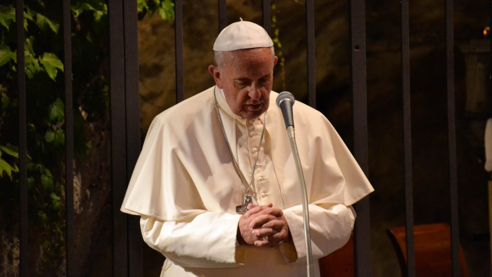 Papa convoca maratona de oração em maio pelo fim da pandemia