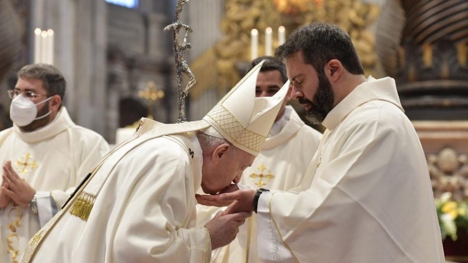DIÁCONO BRASILEIRO É ORDENADO SACERDOTE PELO PAPA FRANCISCO NESTE DOMINGO DO BOM PASTOR
