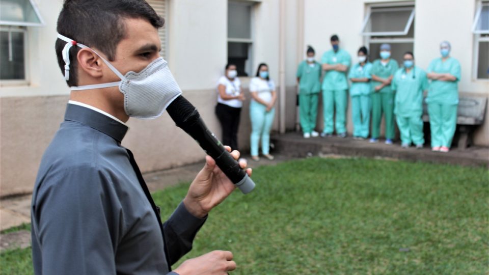 Profissionais de saúde da Santa Casa são acolhidos com momentos de oração