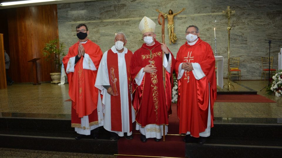 Dom Eduardo Malaspina preside Sacramento da Crisma na Paróquia Santa Madre Cabrini