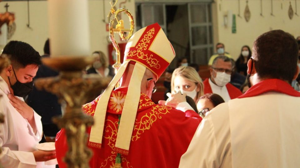 Dom Eduardo Malaspina preside Sacramento da Crisma na Paróquia Santo Antônio