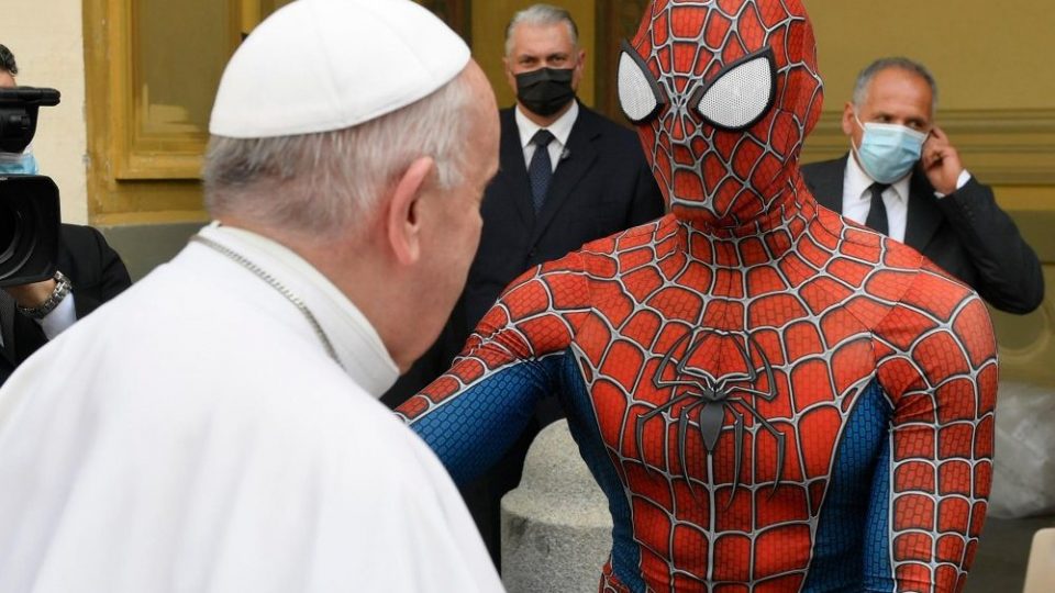 Um super-herói na Audiência Geral: o Homem-Aranha que faz sorrir as crianças doentes