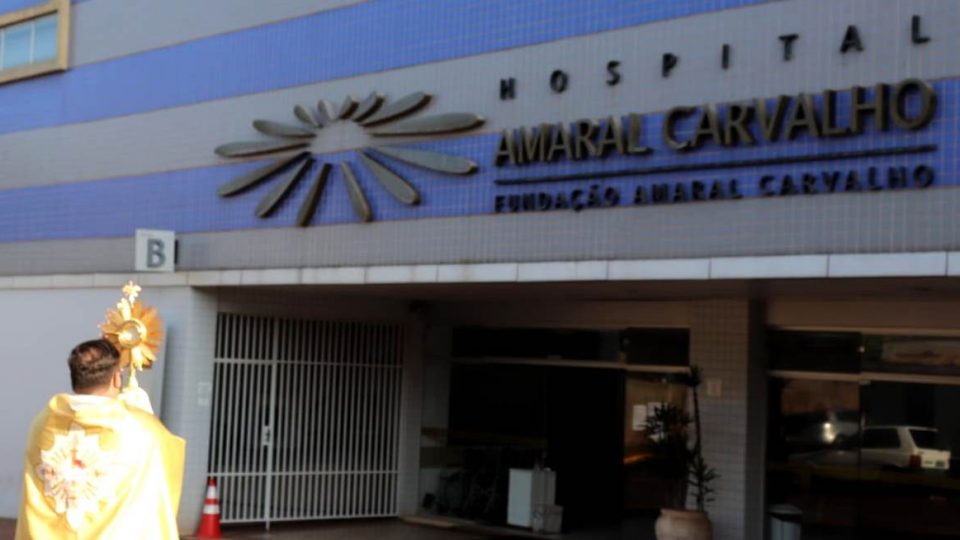 Padre leva bênção do Santíssimo até pacientes e profissionais da saúde em jaú