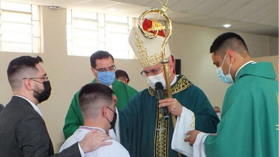 Dom Eduardo Malaspina preside Crisma na Paróquia Santa Isabel