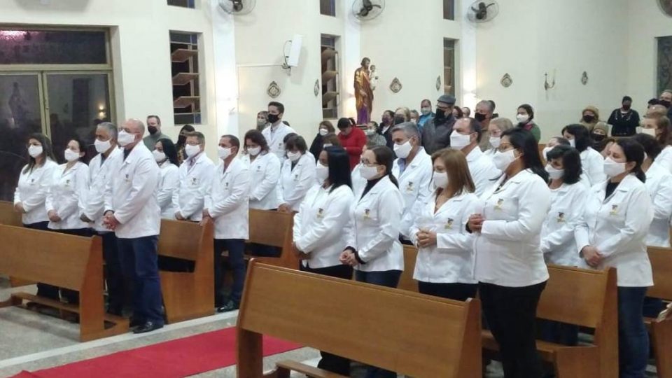 Dom Eduardo Malaspina preside Investidura de Novos Ministros Extraordinários da Sagrada Comunhão
