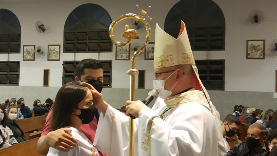 Jovens recebem Sacramento da Crisma na Paróquia São João Batista