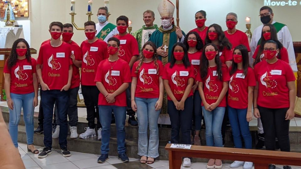 Dom Eduardo preside o Sacramento da Crisma na Paróquia Santa Rita de Cássia