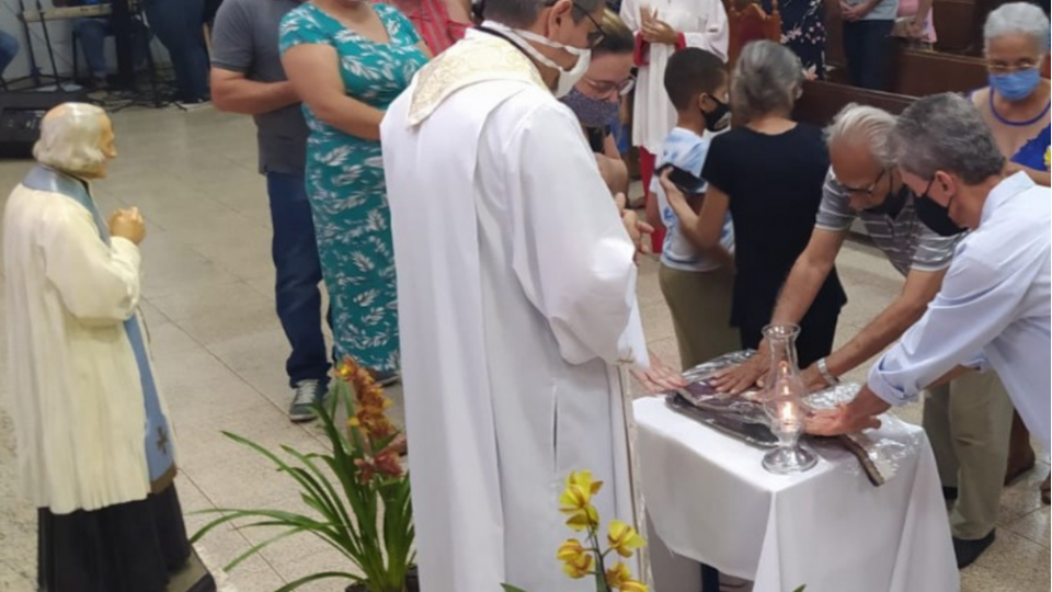 Paróquia São Pio X recebe relíquia do Santo Cura d’Ars