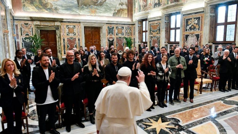 O Papa: a beleza do Natal ressoa na partilha de pequenos gestos de amor concreto