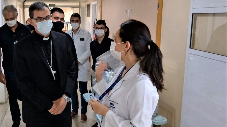 Novo bispo de São Carlos visita pacientes internados na Santa Casa
