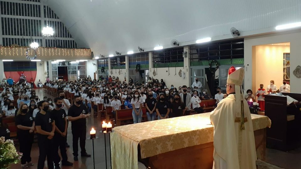 Dom Eduardo preside Sacramento da Crisma na Paróquia Santo Antônio em Barra Bonita