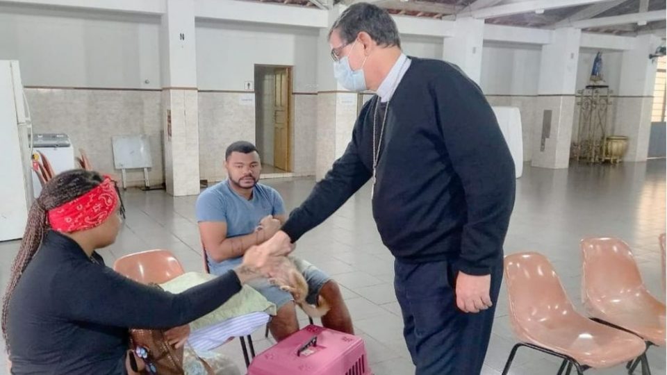 UNINDO-SE ÀS VÍTIMAS DAS ENCHENTES, BISPO DIOCESANO VISITA CIDADE DE JAÚ