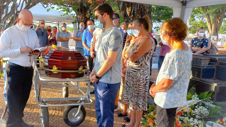 “Tudo pelo Reino”: Monsenhor Luiz Carlos é velado e sepultado em Dobrada-SP