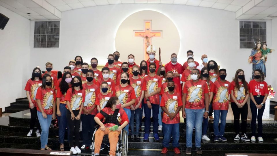 JOVENS RECEBEM O SACRAMENTO DA CRISMA NA PARÓQUIA NOSSA SENHORA AUXILIADORA EM JAÚ