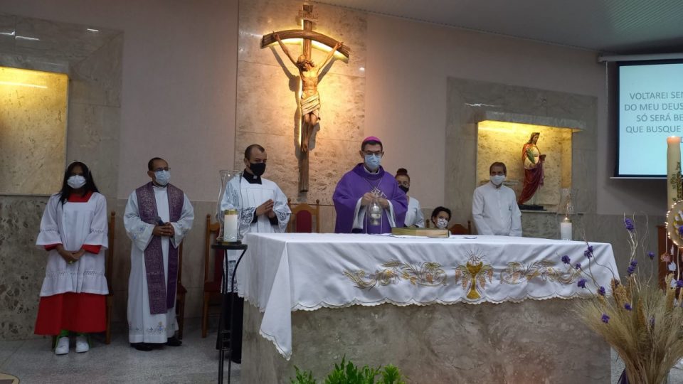 Bispo Diocesano preside da Sacramento da Crisma na Paróquia Pedro e Santa Luzia