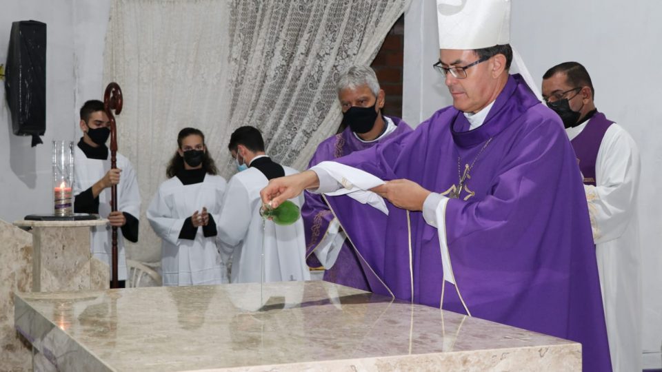 Dom Luiz Carlos celebra Sagração do Altar na Paróquia Santa Teresinha do Menino Jesus