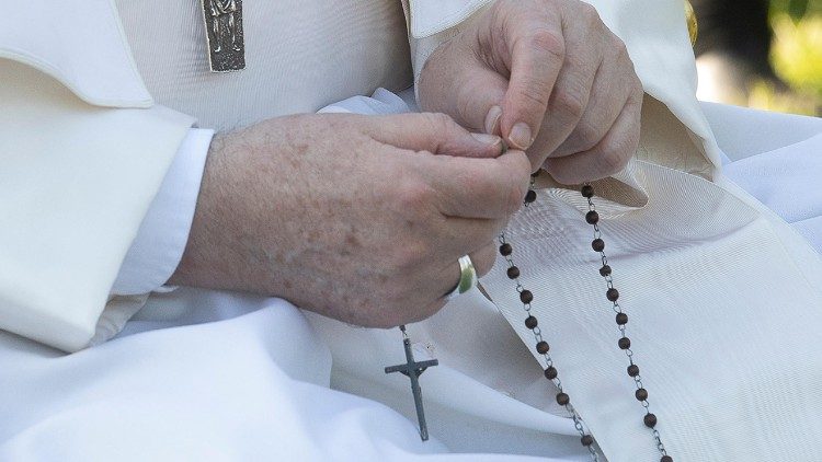 PAPA FRANCISCO CONCLUIRÁ O MÊS MARIANO COM O TERÇO À RAINHA DA PAZ NESTA TERÇA-FEIRA (31)
