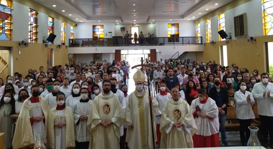 Dom Luiz Carlos preside Sacramento da Crisma na Paróquia São João Batista