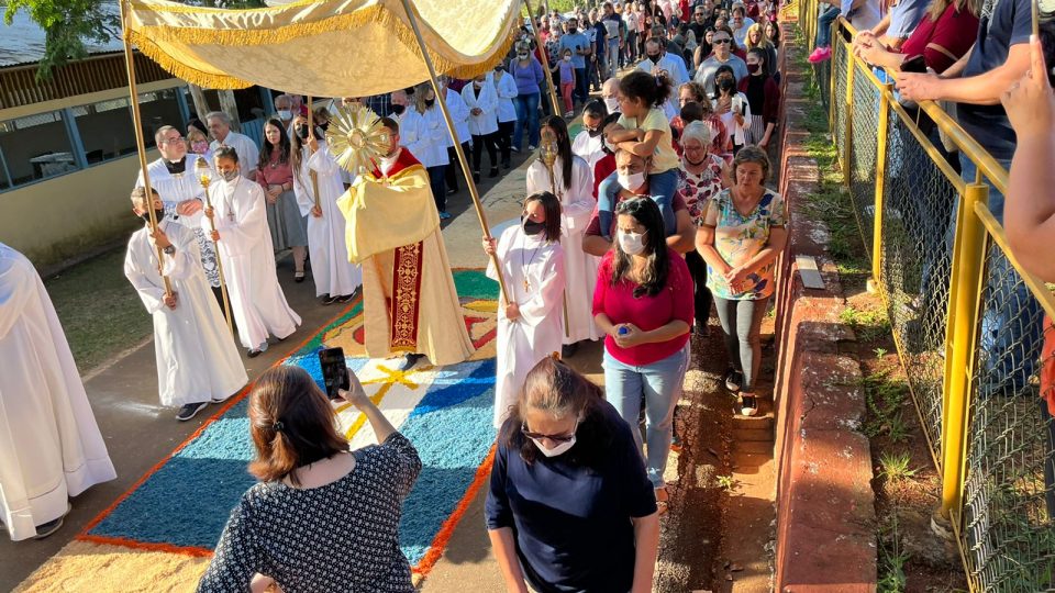 Tapetes de Corpus Christi reúne aproximadamente mil fiéis no Santuário da Babilônia