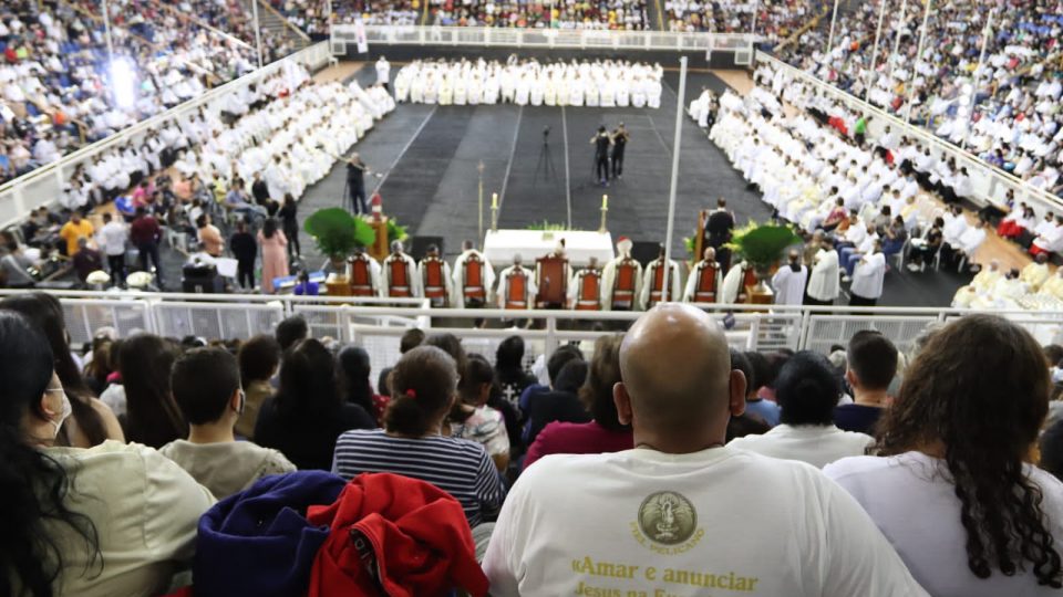 Missa reúne mais de seis mil fiéis católicos