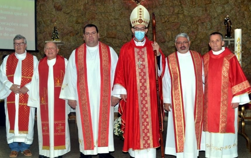 Dom Luiz Carlos celebra Crisma e apresenta novo Vigário Paroquial em Américo Brasiliense