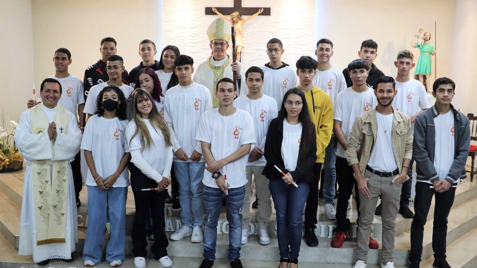 Bispo Diocesano preside Sacramento da Crisma na Paróquia de São Cristóvão em São Carlos