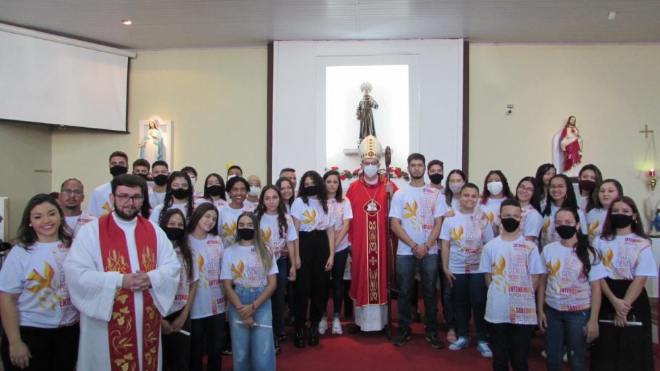 Dom Luiz Carlos celebra o Sacramento da Crisma na Paróquia São Francisco em Araraquara