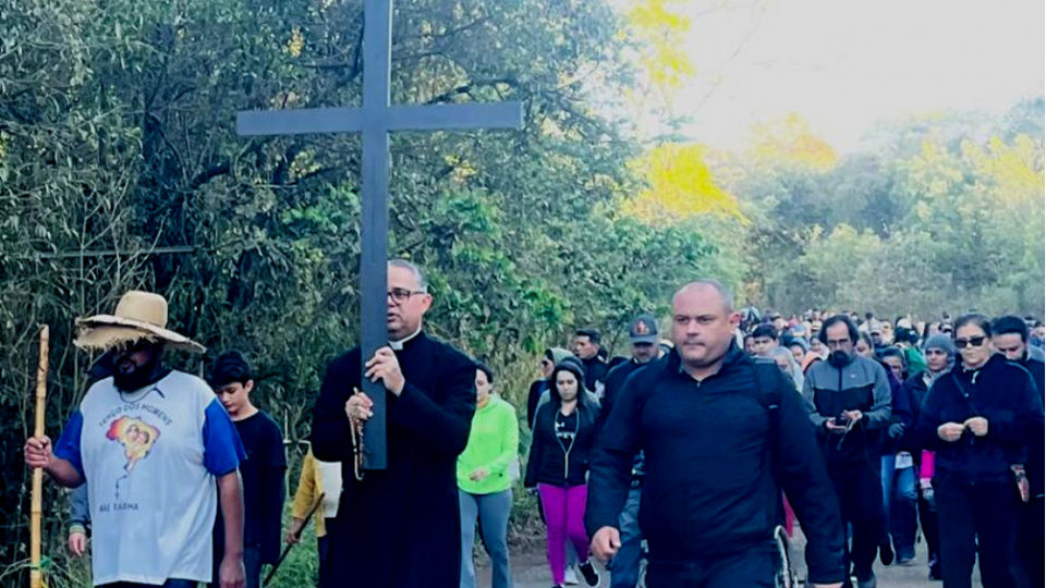 CAMINHADA DA FÉ REÚNE GRANDE NÚMERO DE FIÉIS NO MORRO PELADO