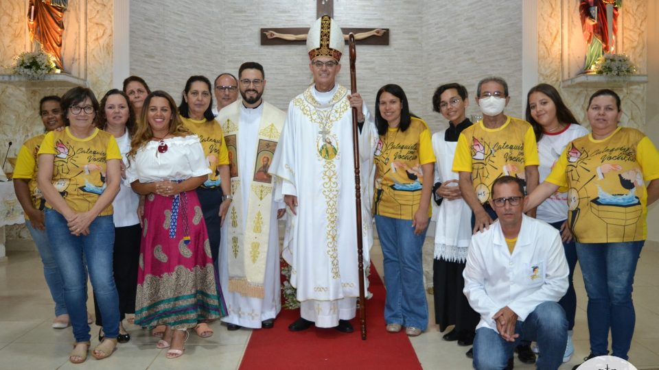 DOM LUIZ CARLOS PRESIDE SACRAMENTO DA CRISMA EM JAÚ