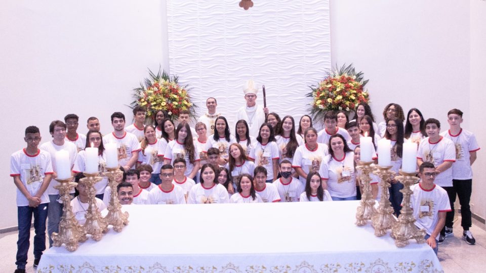 Bispo Diocesano preside Sacramento da Crisma na Paróquia de Santa Edwiges em São Carlos