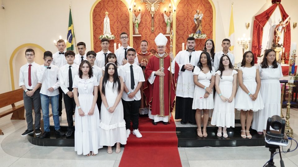 Dom Eduardo preside Sacramento da Crisma na Paróquia de São Miguel Arcanjo