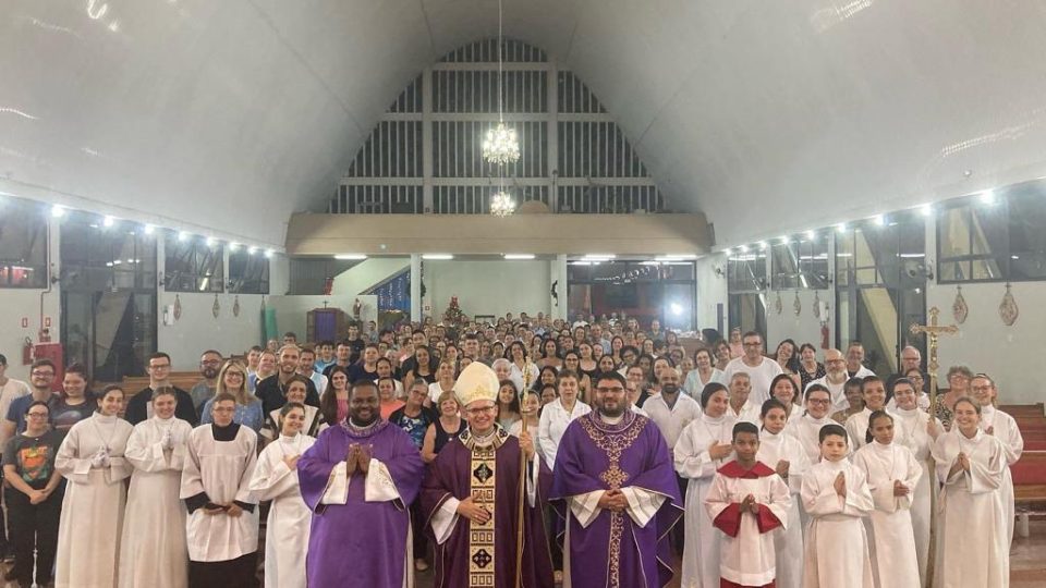 Dom Eduardo Malaspina preside missa no encerramento do 15º levanta-te em Barra Bonita