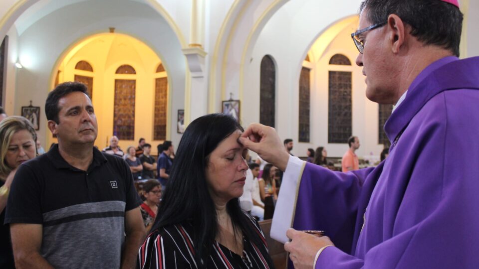 Diocese de São Carlos abre quaresma com Missa de Cinzas