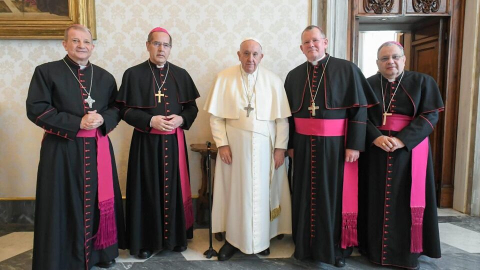 PAPA FRANCISCO RECEBE PRESIDÊNCIA E GRUPO DE ASSESSORES DA CNBB DURANTE VISITA À SANTA SÉ