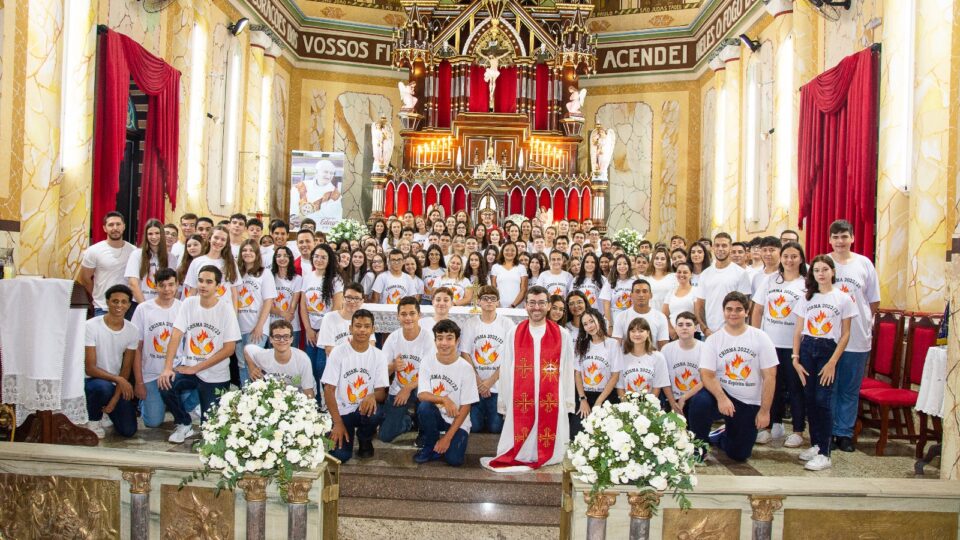 141 jovens são crismados em Itápolis na paróquia Divino Espírito Santo