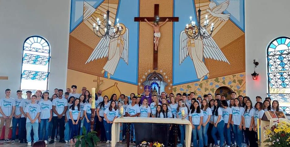 64 jovens e adultos da Paróquia Sr. Bom Jesus de Mineiros do Tietê recebem o Sacramento da Crisma