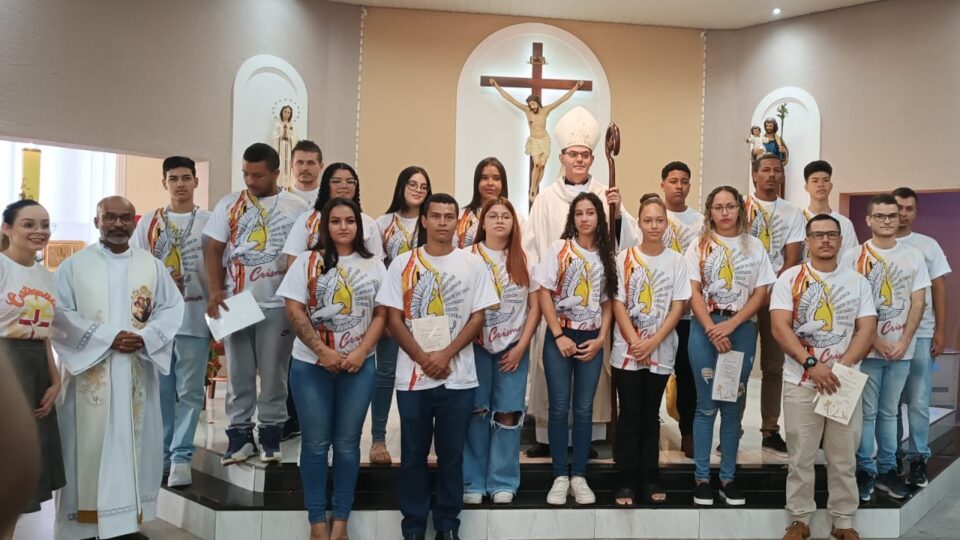 Bispo Diocesano preside Sacramento da Crisma na Paróquia Rosa Mística