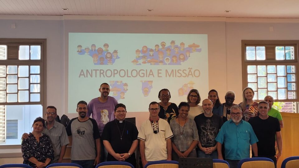 LEIGOS E PADRES PARTICIPAM DE FORMAÇÃO MISSIONÁRIA